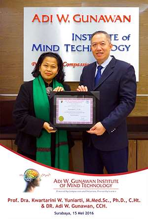 Contoh Foto Penyerahan Sertifikat